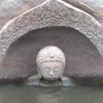 中国で池の水を抜いたら水面から巨大な仏像が出現。一体その理由は