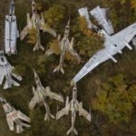大量に放棄された旧ソ連時代の戦闘機達の切ない画像。ボロボロに錆びついたMiG-23の姿も