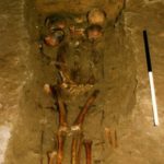 スコットランドで発掘された2つの体に6つの頭部を持つ人骨。その真相は